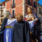 Retirada del velo de duelo de la Virgen de la Alegría por cofrades de La Soledad - MARIO TEJEDOR
