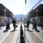 Viajeros subiendo al tren en la estación de Soria.-Valentín Guisande