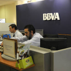 Empleados del BBVA en Soria, en una imagen de archivo. / VALENTÍN GUISANDE-