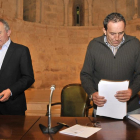 José Antonio de Miguel y Raúl Lozano recogen las firmas de apoyo de sus compañeros-V. G.