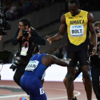 Gatlin hace una referencia a Bolt después de imponerse en la final de 100 metros.-JEWEL SAMAD / AFP