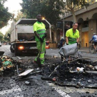 Una brigada de limpieza, en la calle de Consell de Cent con Pau Claris.-JOAN CORTADELLAS