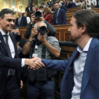 Pedro Sánchez y Pablo Iglesias se saludan en el Congreso, en junio del 2018.-J.J. GUILLÉN (EFE)