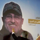 Adnan Badriddine toca la foto del su hermano, Mustafa, en el homenaje al jefe militar de Hizbolá en El Líbano.-AP / HASSAN AMMAR