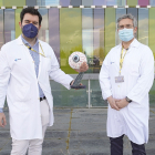 Miguel Diego Alonso y Ramón Bringas en el Hospital Universitario Río Hortega de Valladolid. / J. M. LOSTAU