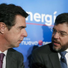 Alberto Nadal (a la derecha), junto al exministro de Industria José Manuel Soria (izquierda).-Juan Carlos Hidalgo / EFE