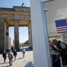 Ciudadanos consultan datos del TTIP, en una instalación de Greenpeace ante la puerta de Brandeburgo de Berlín, ayer.-REUTERS / FABRIZIO BENSCH