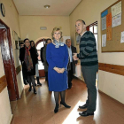 La Defensora del Pueblo, Soledad Becerril, durante la visita que ha realizado al centro de acogida Padre Damián de Salamanca para personas sin hogar-Efe