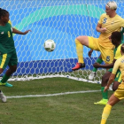 Nilla Fischer marca el gol del triunfo con la rodilla.-AFP / VANDERLEI ALMEIDA