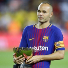 Iniesta, con el trofeo Joan Gamper.-AP / MANU FERNANDEZ