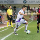 Pere Milla controla un balón en banda en un momento del partido en Reus.-ÁREA 11