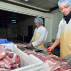 Trabajadores de una empresa preparando pancetas. / A. M-