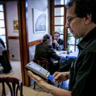 Un camarero cobra una cuenta en un restaurante de Barcelona.-JOAN CORTADELLAS