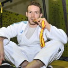 Alexis Rosa posa con su medalla de oro en las instalaciones de La Nave Deporte y Ocio, una de las pocas empresas que apoyan al deportista.-VALENTÍN GUISANDE