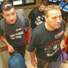 Los cuatro mineros encerrados en Bembibre acceden al Ayuntamiento con sus sacos de dormir.-Ical