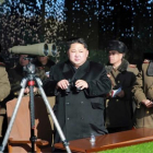 El líder norcoreano Kim Jong-un observa un concurso de artillería militar en Corea del Norte, en una imagen facilitada el martes día 5.-EFE
