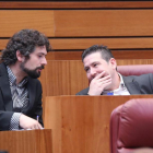 El procurador de UPL, Luis Mariano Santos, y el procurador de Izquierda Unida José Sarrión, conversan durante el Pleno de las Cortes de Castilla y León-ICAL