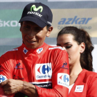 El ciclista colombiano del equipo Movistar Nairo Quintana, se viste el maillot rojo en el podio tras proclamarse en el nuevo lider de la clasificación general, tras la octava etapa de la Vuelta a España.-EFE