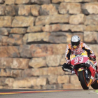 El piloto de MotoGP Marc Márquez (Repsol Honda Team) pasa por la zona del muro durante la sesión de entrenamientos libres celebrada hoy en el circuito de Alcañiz (Teruel).-EFE