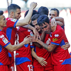 Los jugadores del Numan cia se abrazan para celebrar el momentáneo 1-0 de David Rodríguez.-Mario Tejedor
