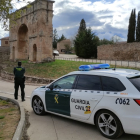 Un guardia civil en Medinaceli frente al Arco Romano. HDS