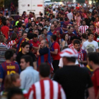 Aficionados del Barça y del Athletic, en la final de la Copa del 2012 que se disputó también en el Vicente Calderón.-