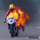 Xavi Fores, con la moto en llamas.-