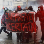 Manifestantes se enfrentan con la policia antidisturbios durante la huelga general en París.-/ EFE / YOAN VALAT