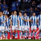 Los Jugadores de la Real celebran un gol en Anoeta-JUAN HERRERO (EFE)