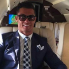Cristiano Ronaldo posa en su nuevo avión privado.-