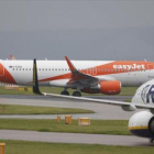 Aparatos de EasyJet y Ryanair, compañías low cost.-REUTERS / ANDREW YATES