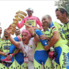 Con felicidad, pero también con reivindicación. Así ha ganado este domingo Alberto Contador su segundo Giro oficial en las calles de Milán, en una etapa que quiso adornar como un paseo triunfal, donde no faltó ni la bici tintada en rosa ni la nota de su p-Foto:  AFP / LUK BENIES