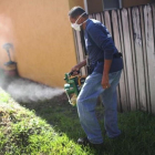 Fumigación preventiva contra el mosquito transmisor del zika, en Miami, en mayo.-AFP/JOE RAEDLE