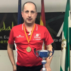Carlos Cortés con la copa de campeón de España. HDS