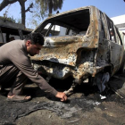 Un policía inspecciona el lugar del atentado cometido por un talibán contra un tribunal en Pakistán.-REUTERS / FAYAZ AZIZ
