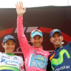Alejandro Valverde, a la derecha, junto a Vincenzo Nibali, de rosa, y Esteban Chaves, en el podio final del Giro, en Turín.-AFP / LUK BENIES