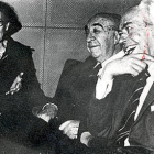 Gaya Nuño ríe junto a su esposa, Concha de Marco, y José Camón Aznar.-