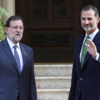 El rey Felipe VI y el presidente del Gobierno, Mariano Rajoy, posan para los medios en el Palacio de Marivent, este viernes.-Foto: EFE / BALLESTEROS