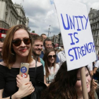Manifestantes contrarios al 'brexit' protestan en Parliament Square, en Londres, este sábado.-AP / TIM IRELAND