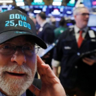 Un operador de Wall Street luce una gorra conmemorativa de los 25.000 puntos alcanzados por el Dow Jones.-/ LUCAS JACKSON