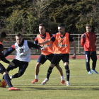 Varios jugadores del Numancia durante el entrenamiento de ayer.-VALENTÍN GUISANDE