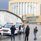 Ambulancias en los alrededores del hotel atacado por los yihadistas.-Foto: MAHMUD TURKIA / AFP