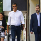 Pedro Sánchez, acompañado de Adriana Lastra y José Luis Ábalos, a su llegada este miércoles a la sede del PSOE.-EFE / J. P. GANDUL