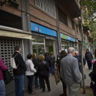 Cola de parados en una oficina de empleo de Barcelona.-CARLOS MONTAÑÉS
