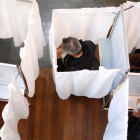 Cabinas de votación en un colegio electoral de París.-BENJAMIN CREMEL