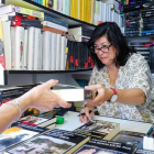 La escritora Almudena Grandes firma ejemplares en la Feria del Libro en Madrid.-EFE