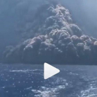 Vídeo de la erupción del Estrómboli vista desde el mar.-