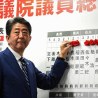 Shinzo Abe sigue los resultados de las legislativas, ayer, en la sede electoral de su partido en Tokio.-AFP