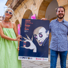 La coordinadora del festival, Yolanda Benito y el concejal Eder García posan con el cartel de los cortos. MARIO TEJEDOR