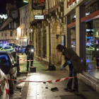 Una policía recopila pruebas en el lugar del atropello en Dijon.-Foto: AFP / ARNAUD FINISTRE